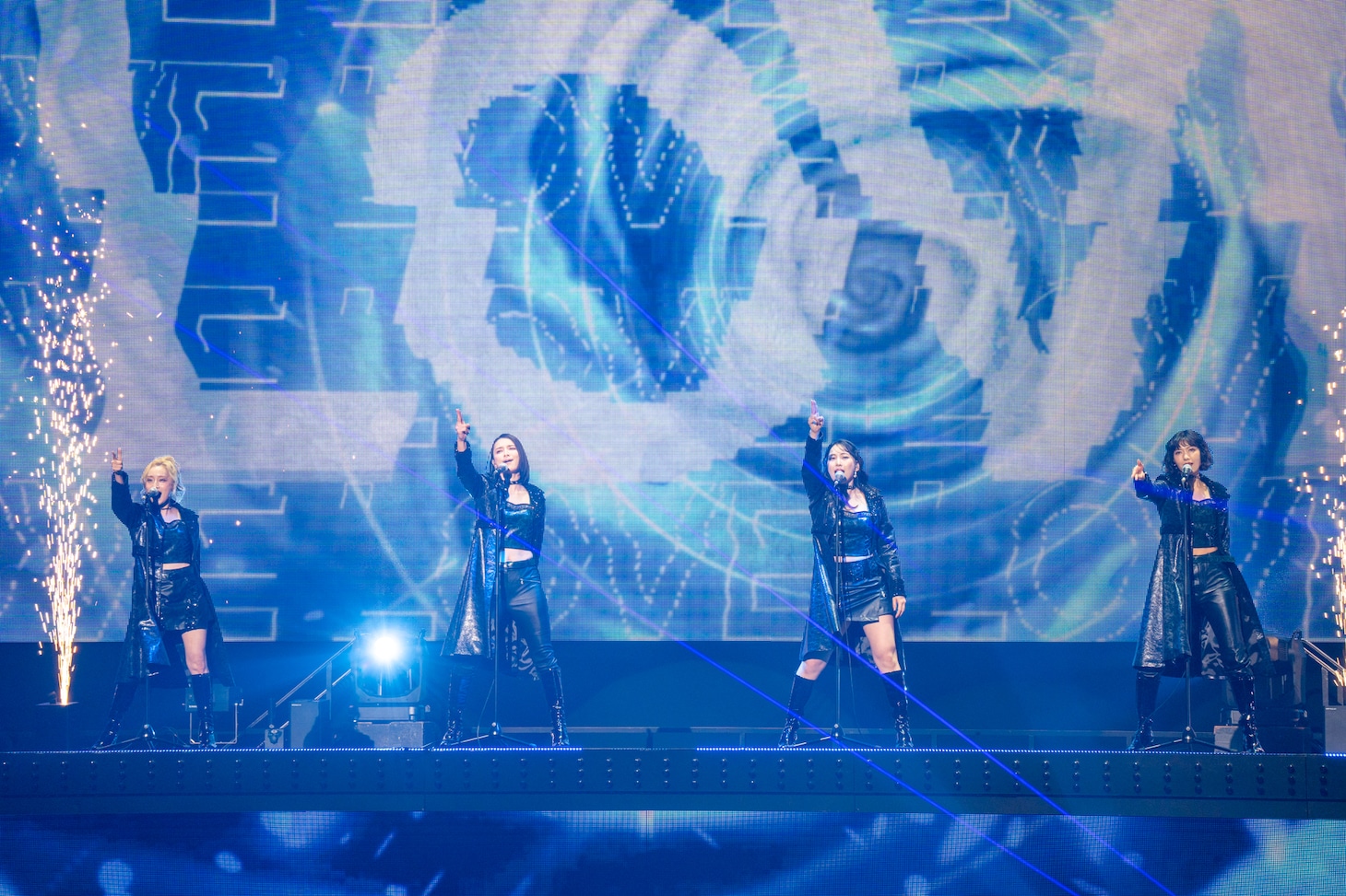 「Blue rose」を歌う梅田彩佳、秋元才加、増田有華、宮澤佐江。