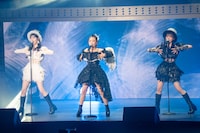 「Bird」を歌う八木愛月、高橋みなみ、伊藤百花。