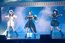 「Bird」を歌う八木愛月、高橋みなみ、伊藤百花。