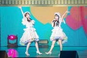 「アボガドじゃね～し」を歌う指原莉乃と佐藤綺星。