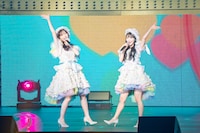 「アボガドじゃね～し」を歌う指原莉乃と佐藤綺星。