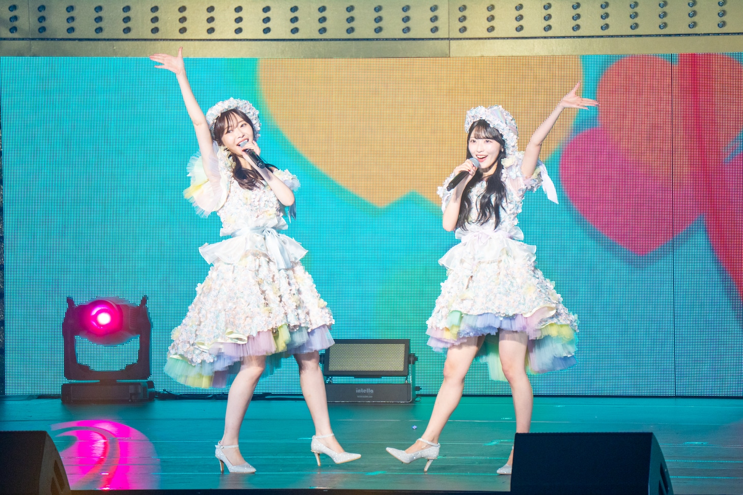 「アボガドじゃね～し」を歌う指原莉乃と佐藤綺星。