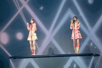 「てもでもの涙」を歌う柏木由紀と佐伯美香。