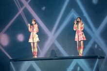 「てもでもの涙」を歌う柏木由紀と佐伯美香。