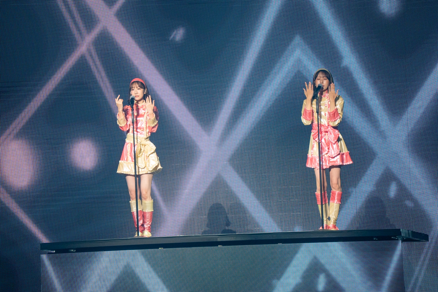 「てもでもの涙」を歌う柏木由紀と佐伯美香。