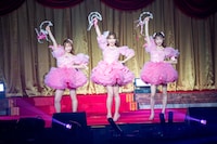 「ハート型ウイルス」を披露する平田侑希、小嶋陽菜、千葉恵里。