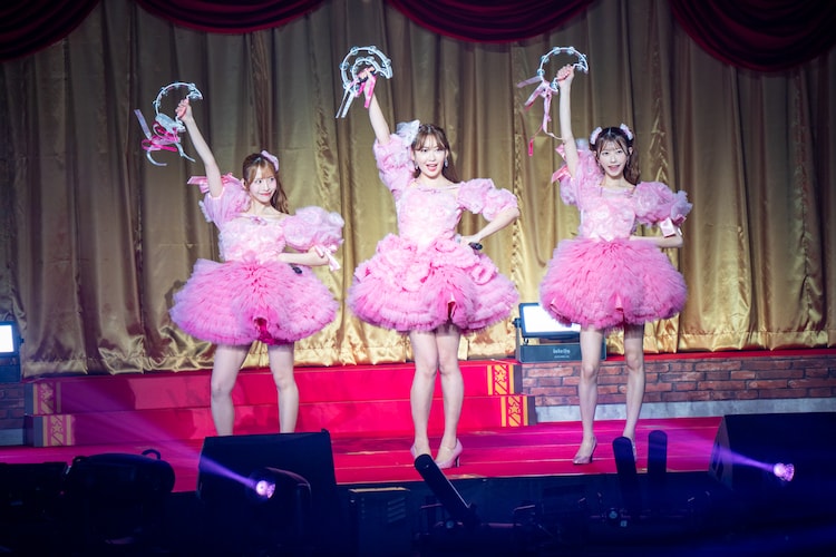 ハート型ウイルス」を披露する平田侑希、小嶋陽菜、千葉恵里。 [画像 