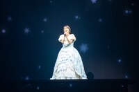 純白のドレスで登場した大島優子。