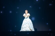 純白のドレスで登場した大島優子。