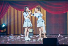 4代目AKB48グループ総監督の倉野尾成美の肩を叩くAKB48グループ初代総監督の高橋みなみ。