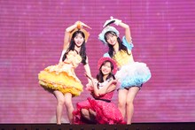 秋山由奈、八木愛月とソロ曲「それでも好きだよ」を披露する指原莉乃。©AKB48