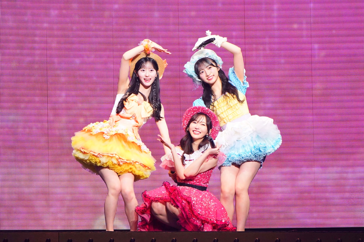 秋山由奈、八木愛月とソロ曲「それでも好きだよ」を披露する指原莉乃。©AKB48