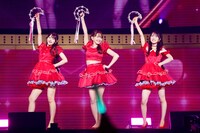 久保姫菜乃、長友彩海と「ハート型ウイルス」を披露する小嶋陽菜。©AKB48