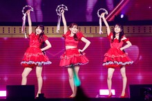 久保姫菜乃、長友彩海と「ハート型ウイルス」を披露する小嶋陽菜。©AKB48