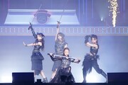 見事な剣さばきを見せるAKB48の歴代総監督4人。©AKB48