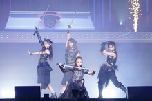見事な剣さばきを見せるAKB48の歴代総監督4人。©AKB48