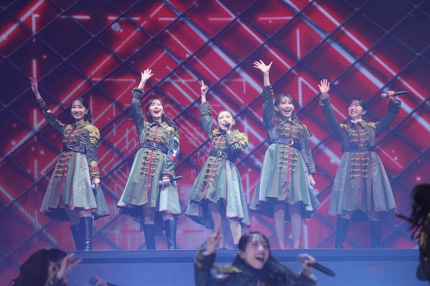 左から柏木由紀、指原莉乃、高橋みなみ、小嶋陽菜、峯岸みなみ。©AKB48