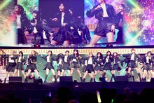 「根も葉もRumor」のパフォーマンスの様子。©AKB48