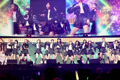 「根も葉もRumor」のパフォーマンスの様子。©AKB48