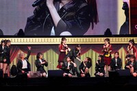 息を切らしながら倒れ込んだOGたち。©AKB48