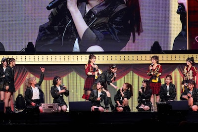 息を切らしながら倒れ込んだOGたち。©AKB48