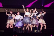 「カッコ悪い I love you!」をパフォーマンスするフレンチ・キスと現役メンバー。©AKB48