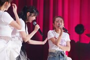 思わず涙を浮かべる指原莉乃と高橋みなみ。©AKB48