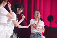 思わず涙を浮かべる指原莉乃と高橋みなみ。©AKB48