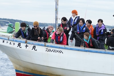 海釣りを楽しむ超特急。