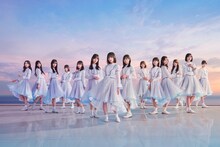 日向坂46。右から5番目が松田好花。
