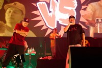 ラップで対決するANI（スチャダラパー）とピエール瀧（電気グルーヴ）。（撮影：山下聡一朗、高橋良平）