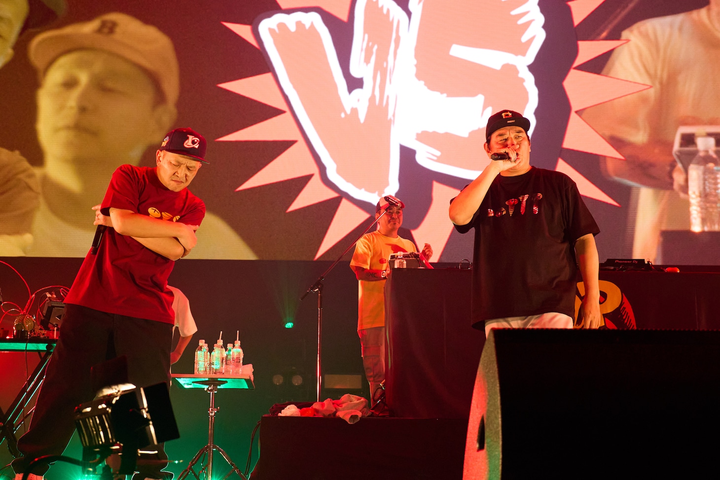 ラップで対決するANI（スチャダラパー）とピエール瀧（電気グルーヴ）。（撮影：山下聡一朗、高橋良平）
