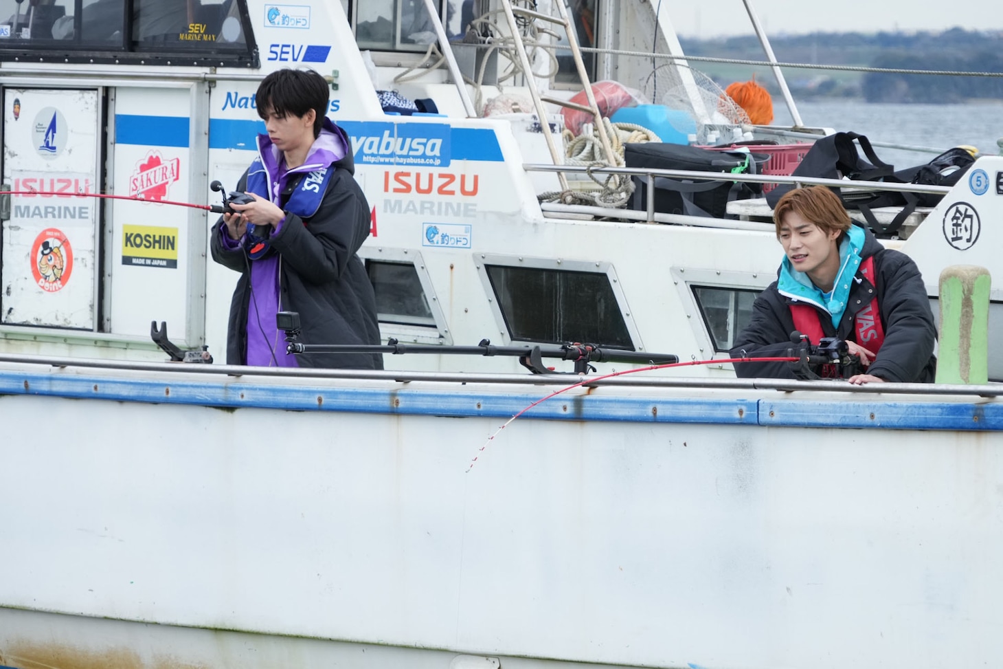 釣りをするリョウガとアロハ。