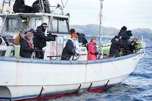 釣りをする超特急メンバー。