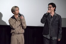 「イイじゃん」を踊る奥野壮と、それを見る豊田裕大。