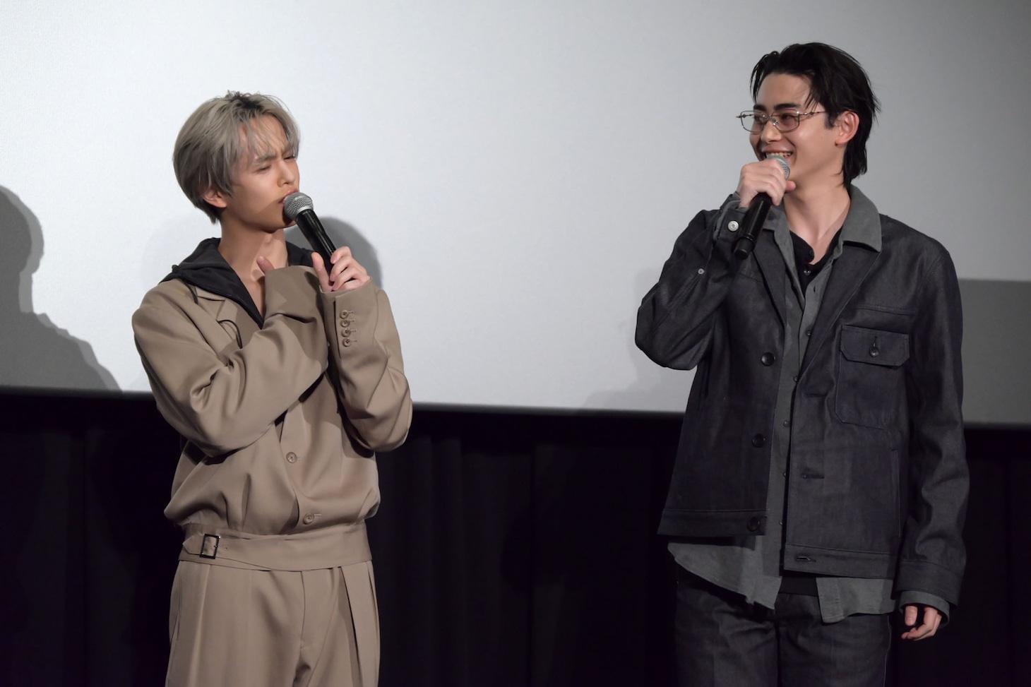 「イイじゃん」を踊る奥野壮と、それを見る豊田裕大。