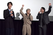 紅白出場を奥野壮（中央）と豊田裕大（右）に祝福されるM!LKの曽野舜太（左）。