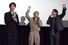 紅白出場を奥野壮（中央）と豊田裕大（右）に祝福されるM!LKの曽野舜太（左）。