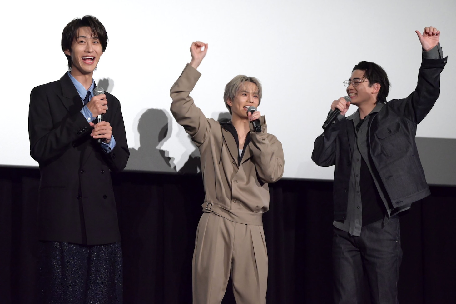 紅白出場を奥野壮（中央）と豊田裕大（右）に祝福されるM!LKの曽野舜太（左）。