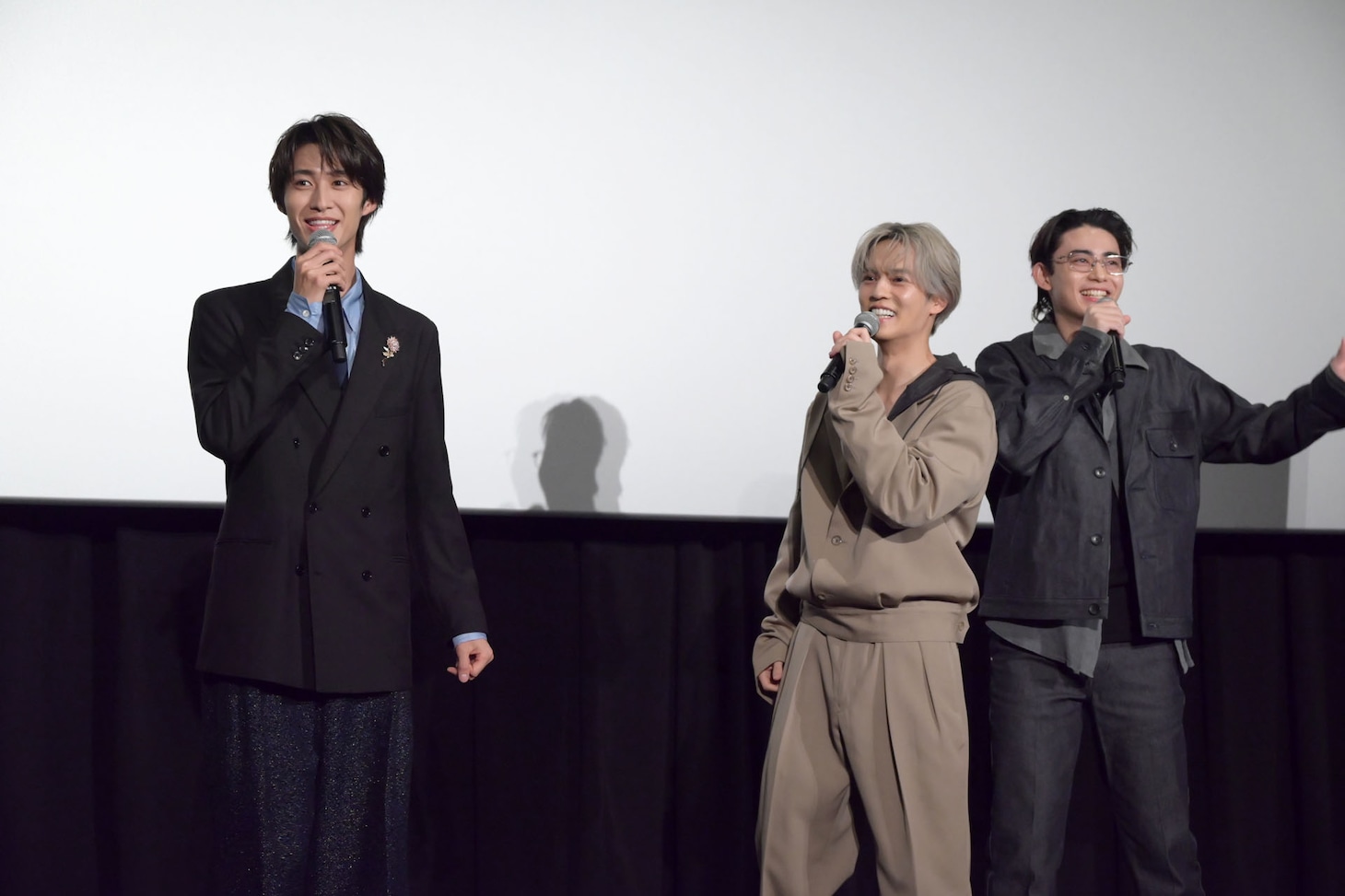 紅白出場を奥野壮（中央）と豊田裕大（右）に祝福されるM!LKの曽野舜太（左）。