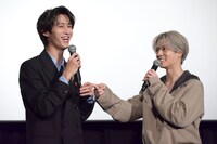 「うれしいじゃん～」と喜ぶ曽野舜太（M!LK / 左）。