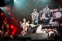 鬼龍院翔に代わって「欲望の歌」を熱唱する喜矢武豊（G）。（撮影：菅沼剛弘）