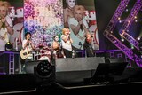 「かまってちょうだい///」を披露するゴールデンボンバー。（撮影：菅沼剛弘）