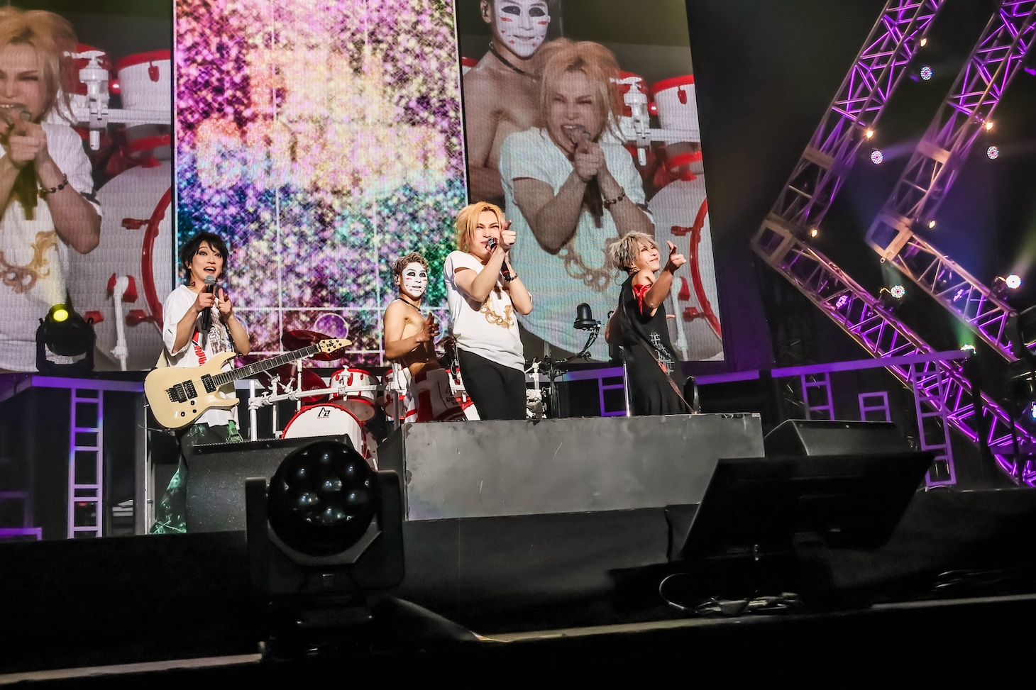 「かまってちょうだい///」を披露するゴールデンボンバー。（撮影：菅沼剛弘）