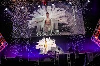 巨大な羽根を背負って現れた喜矢武豊（G）。（撮影：菅沼剛弘）