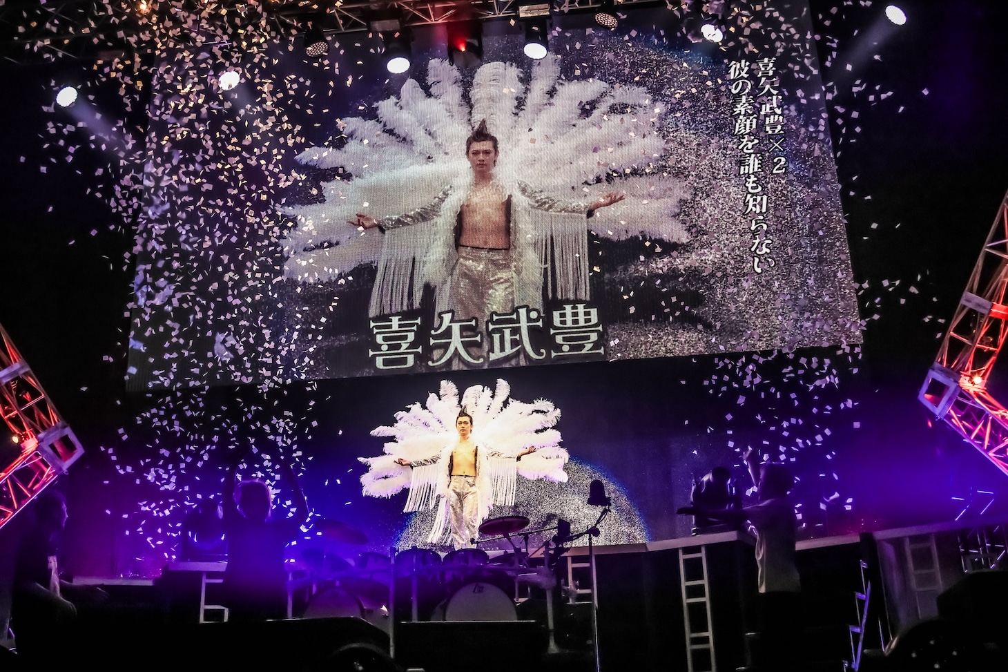 巨大な羽根を背負って現れた喜矢武豊（G）。（撮影：菅沼剛弘）