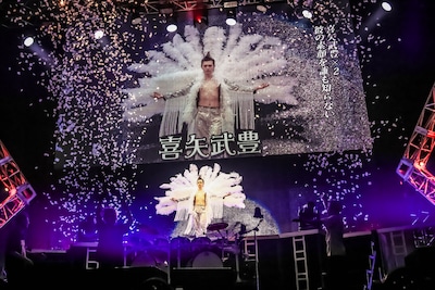 巨大な羽根を背負って現れた喜矢武豊（G）。（撮影：菅沼剛弘）