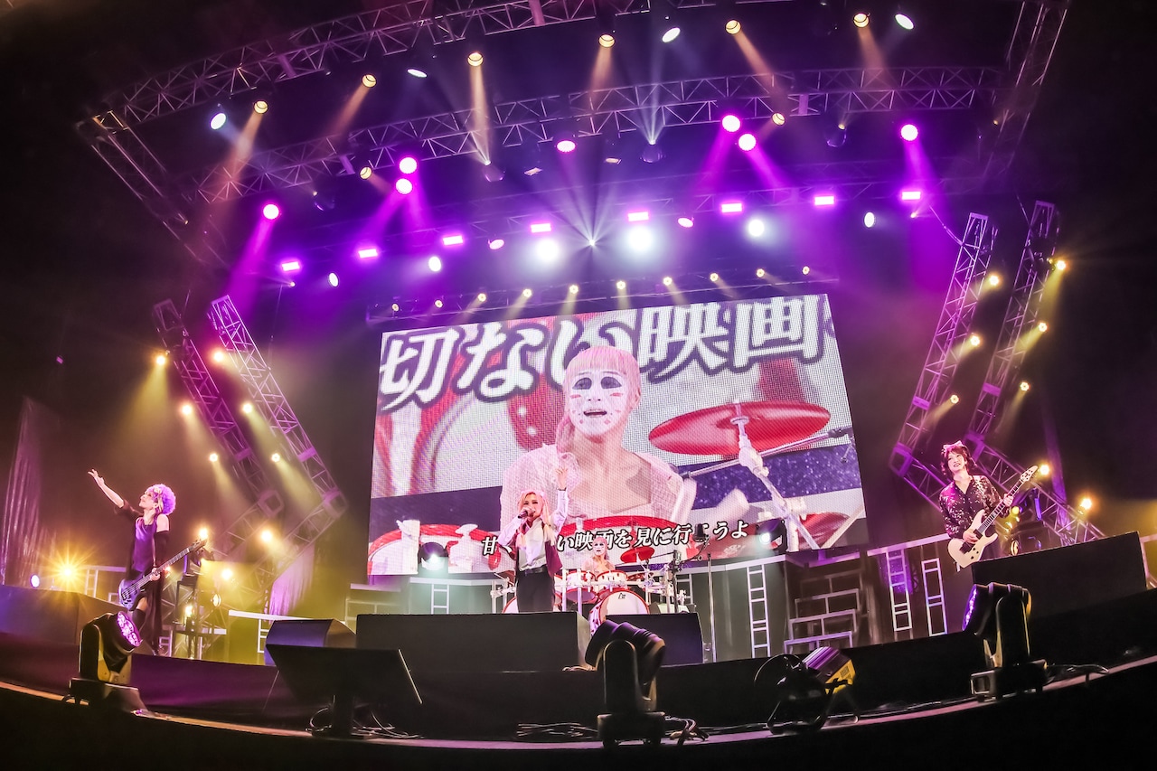 デートプラン」を披露するゴールデンボンバー。（撮影：菅沼剛弘