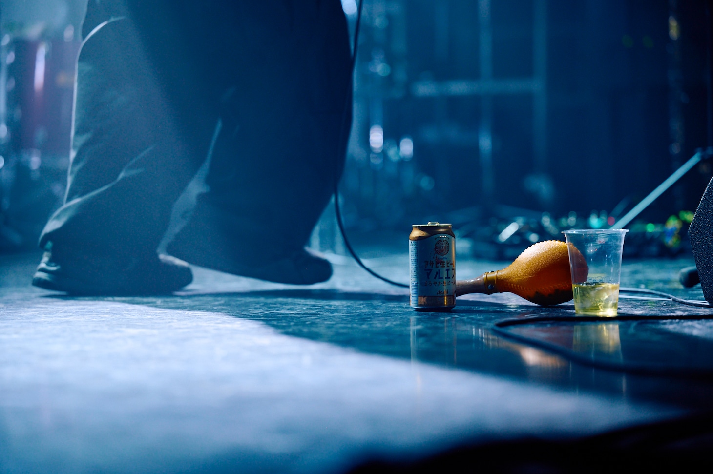 吉田靖直（Vo）の足元に置かれたビールとマラカス。（Photo by morookamanabu）