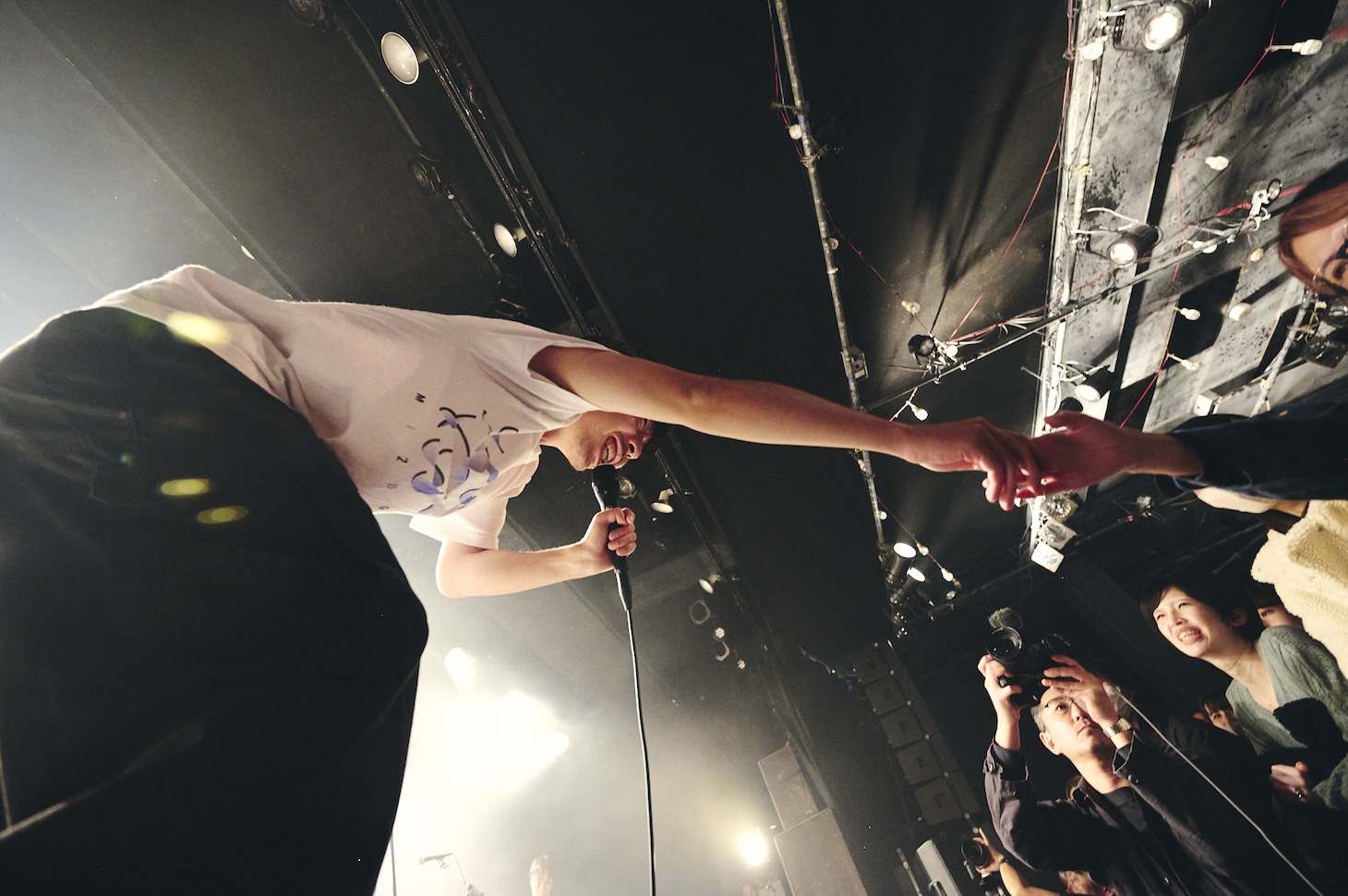 観客と握手する吉田靖直（Vo）。（Photo by morookamanabu）